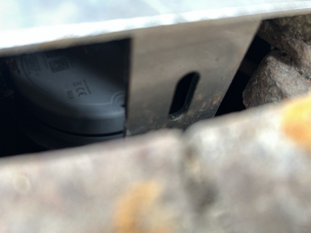 EOS Radarsensor unter dem Deckel eines Salzsilos
