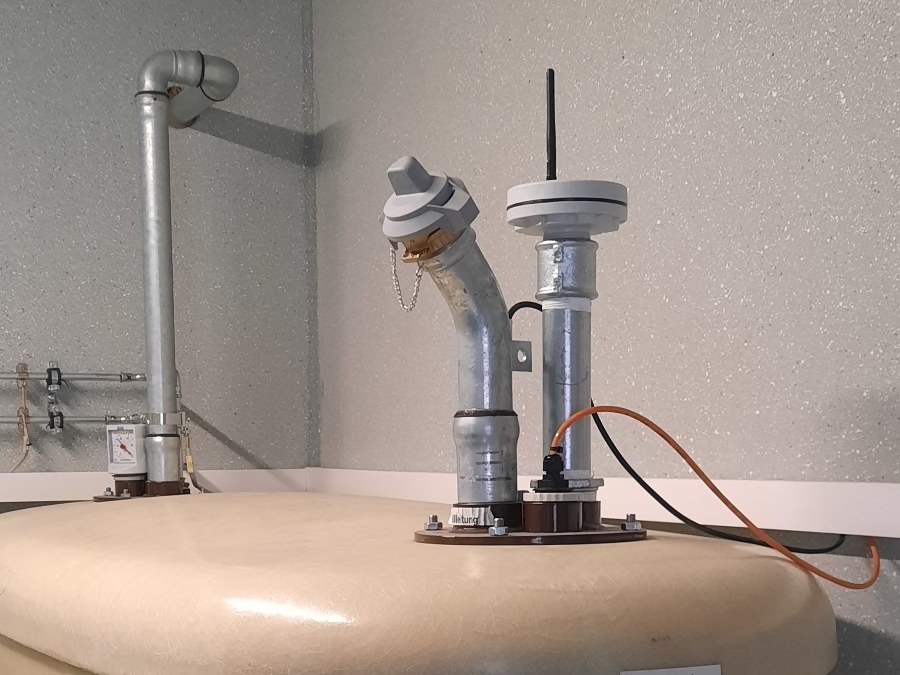 EOS Radarsensor auf einem GFK-Doppelwandtank
