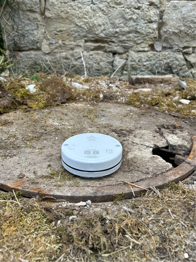 EOS Sensor auf einem Brunnendeckel