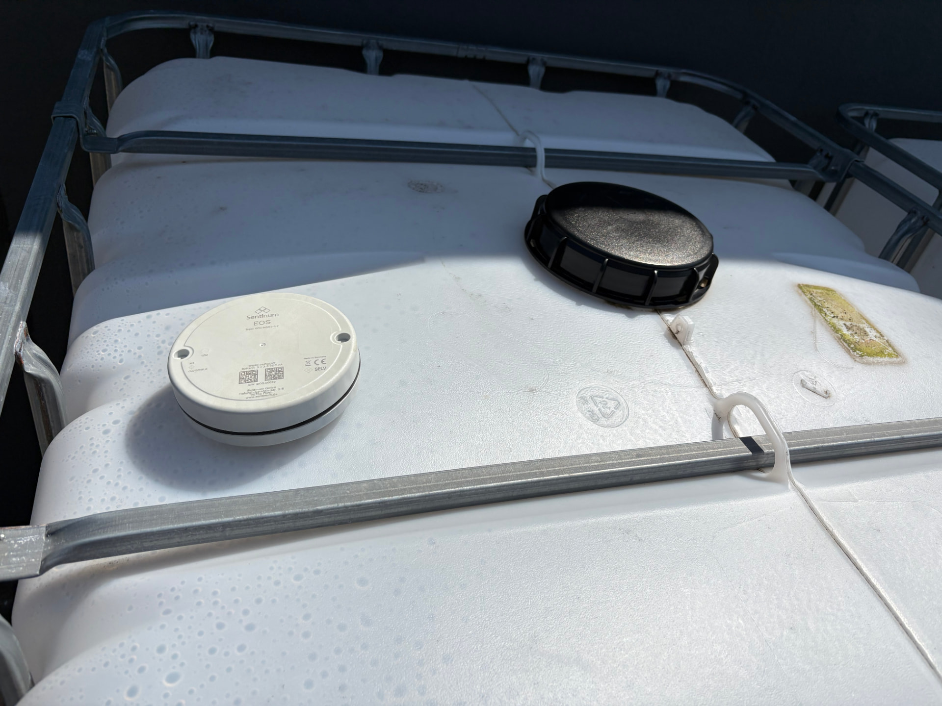 EOS Radarsensor flach montiert auf einem IBC-Container